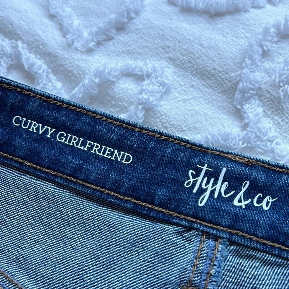 NWT Style & Co Curvy Girlfriend jeans, women’s size 10. Blue, slight distress.